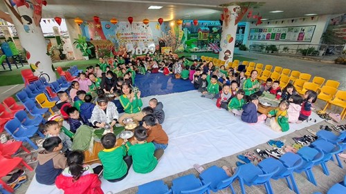 Ngày 11/01/2023, trường Mầm non Thạch Cầu tổ chức cho trẻ tham gia hoạt động trải nghiệm “Gói bánh chưng”- Chào xuân Quý Mão năm học 2022- 2023.