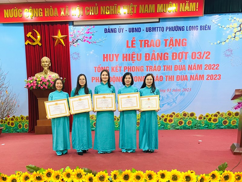 Trường MN Thạch Cầu tham dự lễ trao tặng huy hiệu Đảng đợt 3/2 tổng kết phong trào thi đua 2022, phát động phong trào thi đua năm 2023.