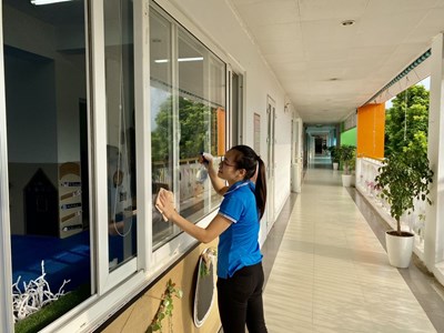 Trường mầm non Thạch Cầu thực hiện công tác tổng vệ sinh môi trường lớp học, phòng chống dịch bệnh thứ sáu hàng tuần 