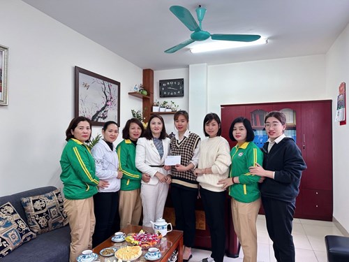Trường mầm non Thạch Cầu gặp mặt, tặng quà chúc mừng đồng chí nhân viên y tế nhân kỷ niệm 68 năm ngày thầy thuốc Việt Nam.
