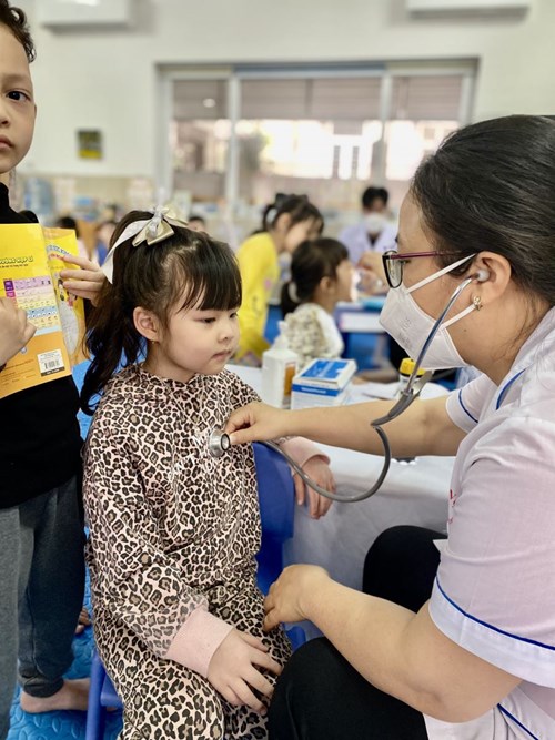 Trường mầm non Thạch Cầu tổ chức khám sức khỏe định kì lần 2 năm học 2022 - 2023