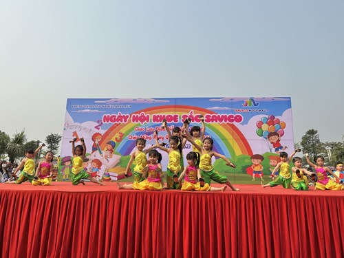 Trường mầm non Thạch cầu tham dự chương trình “ Ngày hội khoe sắc” tại trung tâm thương mại Savico do trung tâm năng khiếu tổ chức.