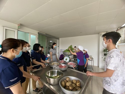 Trường mầm non Thạch Cầu tăng cường công tác giám sát bếp ăn tập thể nhà trường trong công tác đảm bảo vệ sinh ATTP.