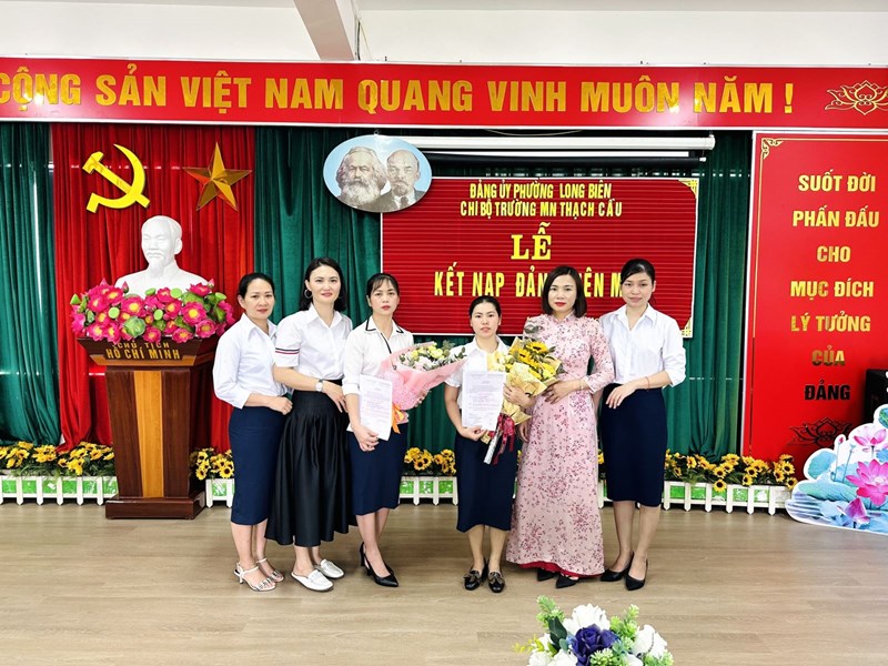 Chi bộ trường mầm non Thạch Cầu tổ chức lễ kết nạp đảng viên mới cho đ/c Lâm Thúy Hà và Lê Hồng Hạnh.