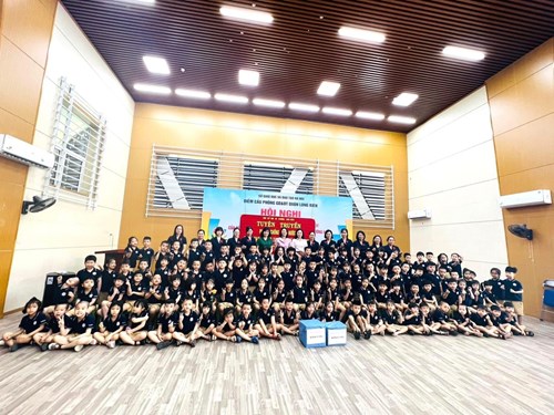 Trường mầm non Thạch Cầu tổ chức hoạt động dâng hương tại đài tưởng niệm - Tham quan trường tiểu học Long Biên.