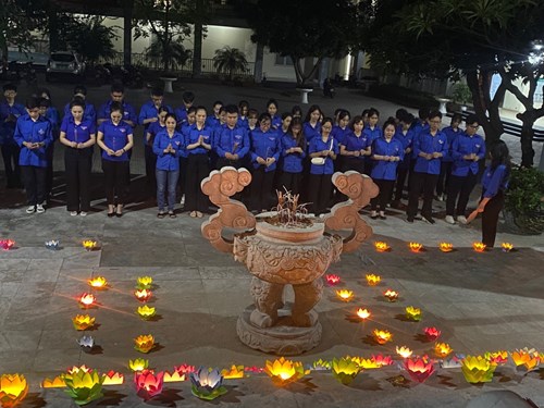 Chi Đoàn Trường mầm non Thạch Cầu dâng hương, thắp nến kỷ niệm 76 năm ngày Thương binh, liệt sỹ (27/7/1947 - 27/7/2023) tại đài tưởng niệm phường Long Biên.