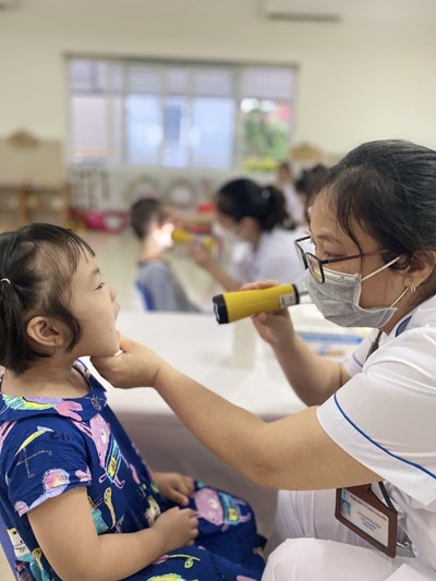 Trường MN Thạch Cầu phối hợp với Trạm Y tế Phường Long Biên  tổ chức khám sức khỏe đợt 1 cho học sinh  năm học 2023 - 2024