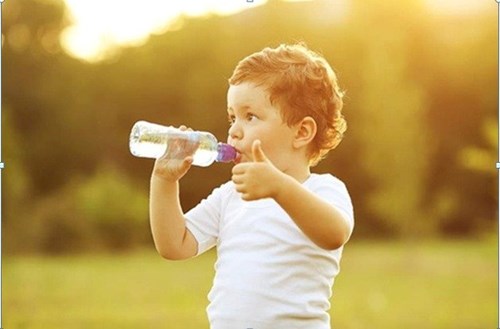 Cho trẻ uống nước như thế nào là đúng cách?