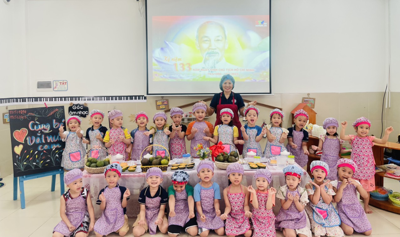 Kỷ  niệm 133 năm ngày sinh nhật Bác. Lớp MGN B2 tổ chức HĐ :  Cùng bé vắt nước cam 