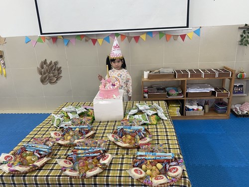 A2 Chúc mừng sinh nhật bạn Thuỳ Anh - GV : Nguyễn Thị Kim Chi