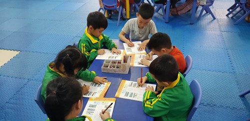 Hoạt động tập tô  g-y - Lứa tuổi 5-6 tuổi của các bạn nhỏ lớp mẫu giáo lớn A3 - GV: Nguyễn Thị Kim Chi.