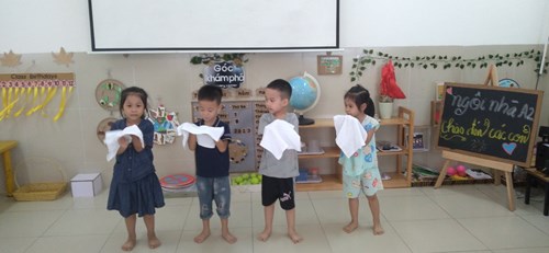 Hoạt động rèn  cách lau mặt cho trẻ  lớp mẫu giáo lớn A2 - GV : nguyễn Thị Kim Chi
