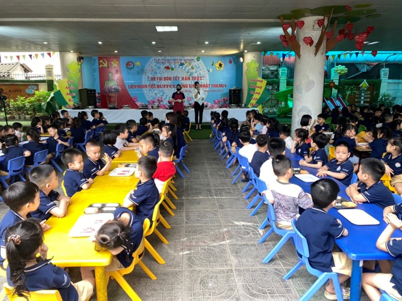 Sáng ngày 21/04/2022 trường mầm non Thạch Cầu tổ chức hoạt động cho trẻ nặn bánh trôi nhân ngày tết Hàn Thực.