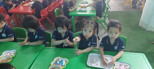 TIN TỨC KHÁC Hoạt động trải nghiệm  Bé làm bánh trôi  nhân ngày tết hàn thực của các bé lớp MGB 