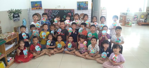 Các bé lớp MGL A2 tham gia hoạt động làm hoa tặng bà, tặng mẹ nhân ngày PN Việt Nam 20/10
