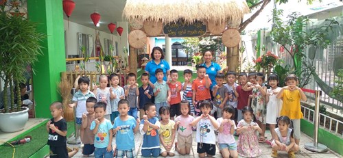 Ngày 20/09 các bé lớp MGL A2 tham gia hoạt động ngoài trời “Quan sát phòng Sinh hoạt tập thể và Xưởng nghệ thuật làng nghề truyền thống”. 