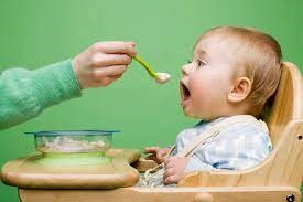 Trẻ 6 tháng tuổi ngậm ít ăn, bú ít phải làm sao?