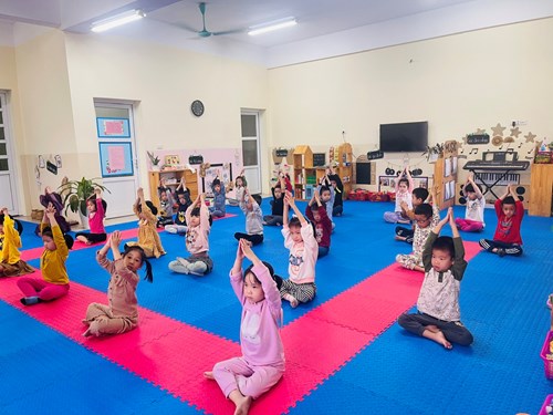 Cùng tập yoga với các bạn lớp MGL A2