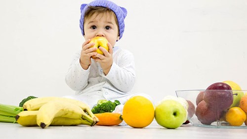 Cho trẻ ăn dặm với trái cây đúng cách