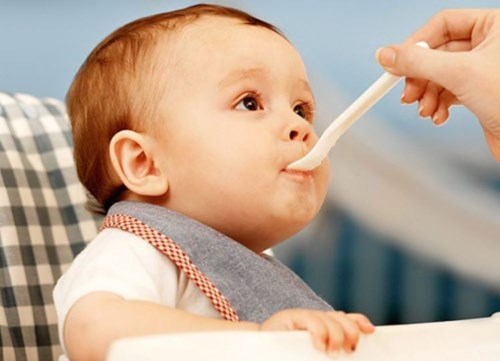 Trẻ bị viêm phổi nên ăn gì, kiêng gì?