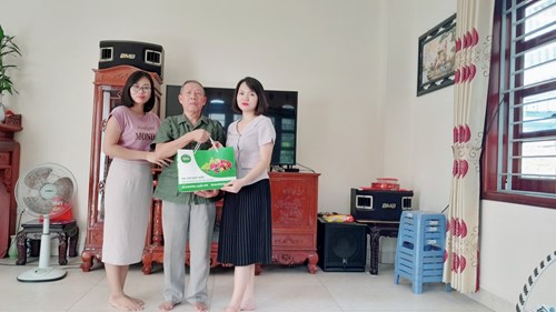 Trường MN Thượng Thanh tổ chức thăm hỏi tặng quà gia đình cán bộ giáo viên, nhân viên trong trường có thân nhân là thương binh.