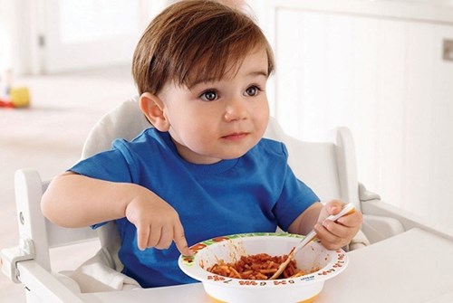 Dạy trẻ ngồi ăn ngoan trong bữa cơm.
