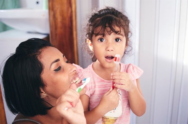 Hướng dẫn mẹ vệ sinh răng miệng cho bé an toàn tại nhà