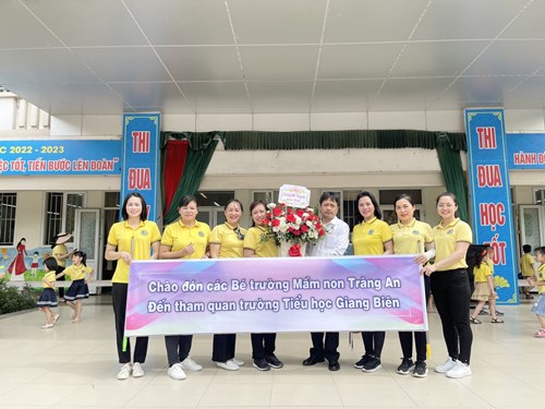 Trường Mầm non Tràng An tổ chức  “Dâng hương tại đài tưởng niệm và tham quan trường Tiểu học Giang Biên”