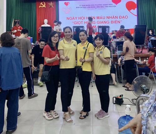 CBGVNV Trường MN Tràng An hưởng ứng ngày hội hiến máu nhân đạo năm 2023 tại UBND phường Giang Biên