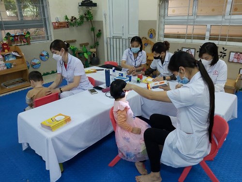 Các bé lớp nhà trẻ D3 khám sức khỏe định kỳ lần 2 năm học 2022-2023