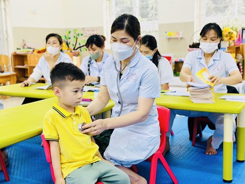 Các bạn nhỏ lớp MGN B4 được khám sức khỏe định kỳ lần thứ II năm học 2022 - 2023