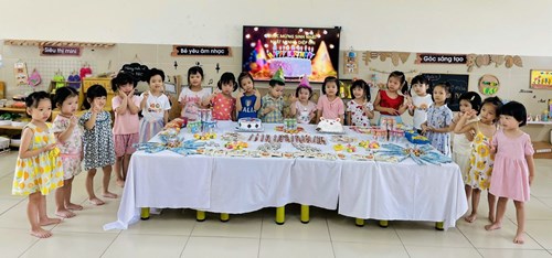 Cô giáo cùng các bạn MGN B1 Chúc mừng sinh nhật Bạn Nhật Minh và bạn Diệp Chi