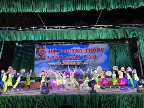 Cô và trò trường MN Tràng An múa vui mừng hội làng truyền thống Quán Tình phường Giang Biên