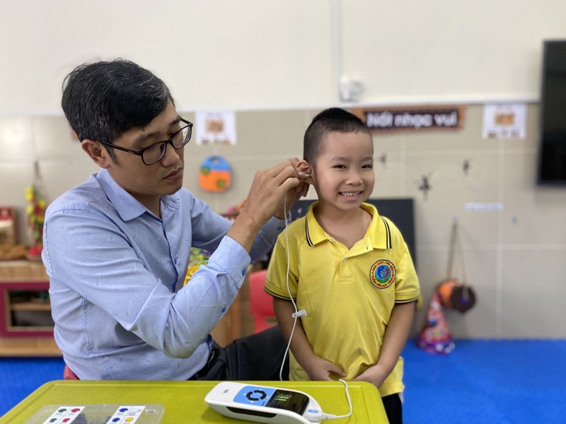 Trẻ Lớp MGN B3 khám sàng lọc khiếm thính do Phòng DS - KHHĐ - Trung tâm Y tế Quận Long Biên tổ chức 