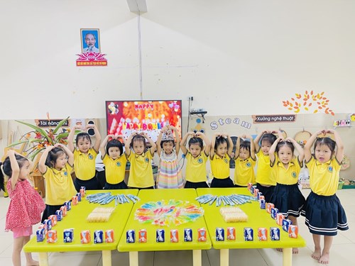 Các bạn lớp MGL A3 chúc Tú Linh sinh nhật vui vẻ