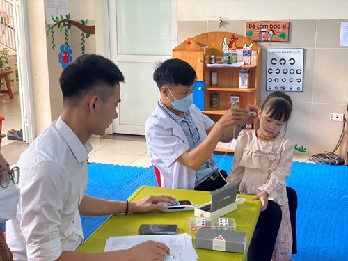 Các bé MGB C5 được các bác sĩ ở Phòng DS - KHHGĐ - Trung tâm Y tế quận Long Biên khám sàng lọc khiếm thính cho trẻ em từ 2-5 tuổi