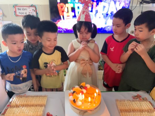 Cô và các bạn lớp MGL A1 chúc mừng sinh nhật Thu Thảo.