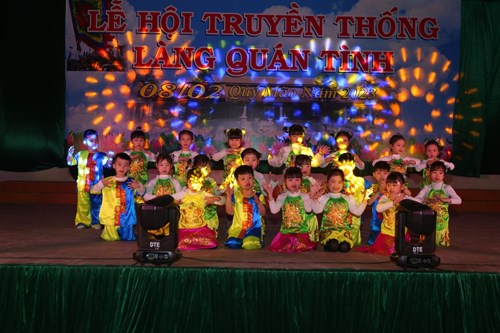 Lớp năng khiếu múa khối Mẫu giáo Lớn tham gia biểu tiết mục văn nghệ  Bài ca tôm cá  tại Lễ hội truyền thống phường Giang Biên.