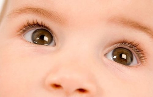 Chăm sóc bảo vệ đôi mắt cho trẻ