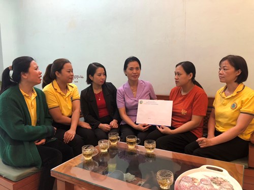 Thăm hỏi, động viên gia đình cô giáo Nguyễn Thu Hường có hoàn cảnh khó khăn