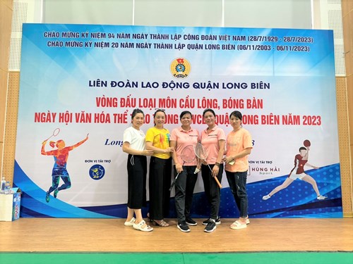 Công đoàn viên trường mầm non Tràng An tham gia vòng đấu loại môn cầu lông trong Ngày hội văn hoá thể dục thể thao quận Long biên năm 2023