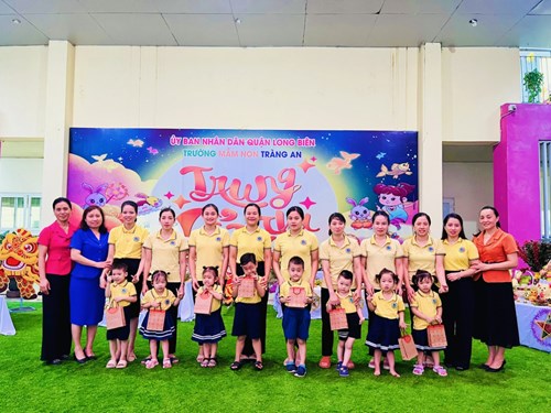 Công đoàn trường mầm non Trang An phối hợp với chuyên môn tổ chức   Vui trung thu  cho đoàn viên công đoàn.
