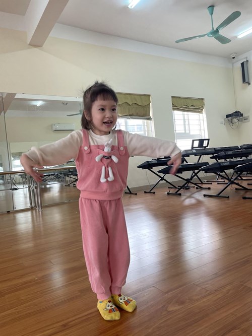 Em bé đáng yêu Khánh Linh ( Gạo ) của lớp MGB C3 trong giờ học múa