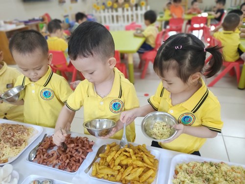 Các bé lớp NT D1 vui tiệc buffet tại trường mầm non Tràng An.