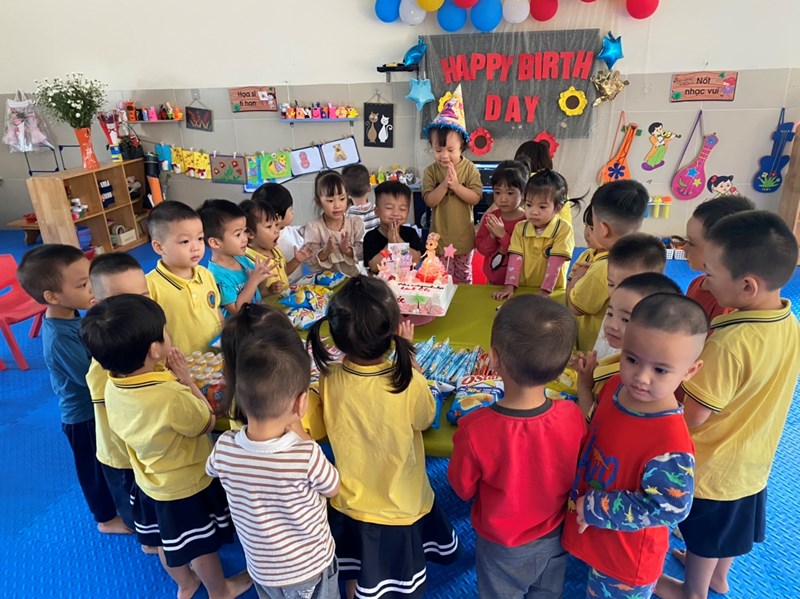 Cô giáo và các bạn lớp MGB C5 chúc mừng sinh nhật bé Linh Chi
