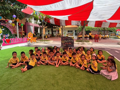 Các bé lớp MGN B4 tham gia các trò chơi dân gian chào đón Tết Trung Thu