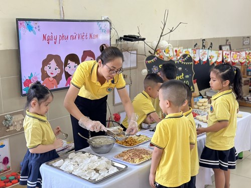 Bữa tiệc buffet vui vẻ, đầm ấm của các bé lớp MGL A1 chào mừng 20 năm thành lập Quận Long Biên!
