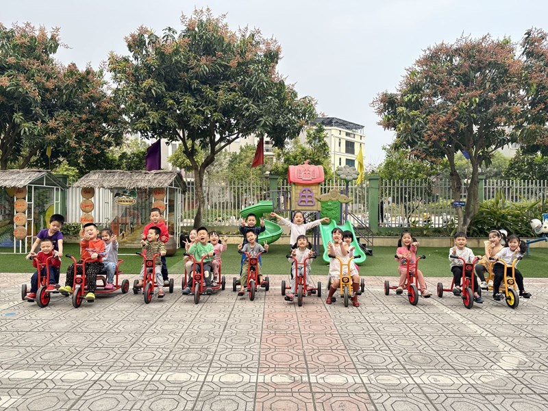 Cùng chơi đạp xe với các bé lớp MGL A1