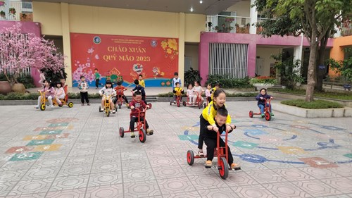 Các bé lớp MGL A5 cùng vui đạp xe quanh trường học 