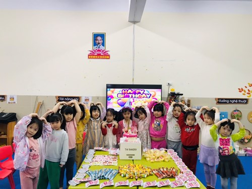 Các bạn lớp MGL A3 chúc Khánh Linh sinh nhật vui vẻ
